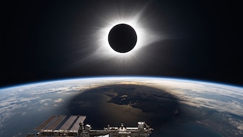 ¿Cómo afecta la posición de la Luna en un eclipse solar total de Sol a la Tierra?