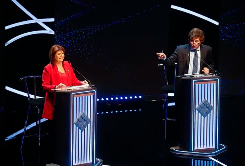 Bullrich junto a Milei durante el segundo debate televisado en Argentina (AP)