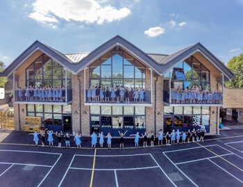 La escuela tiene estudiantes entre