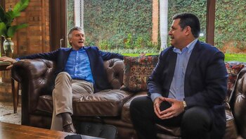 Mauricio Macri charla con el