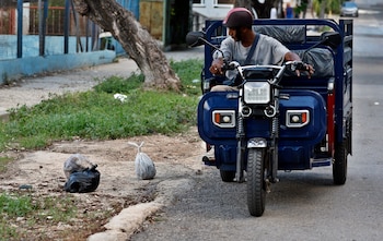 El "duro trabajo" de los triciclos eléctricos para aliviar la crisis de basura en Cuba