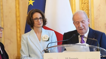 El rey emérito Juan Carlos I, acompañado de la escritora Laurence Debray, durante la entrega de un premio literario por su libro de memorias, en la Asamblea Nacional francesa (Ana López / Europa Press)