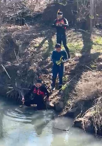 Perdieron el control del auto y cayeron en un canal de riego en Río Negro: buscan a un niño de 4 años que no logró salir