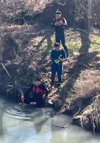Los rescatistas desplegaron buzos, kayaks y un dron para revisar el canal de riego y buscar indicios del menor desaparecido. (Diario Río Negro)