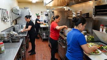 El Salvador es el tercer país con más trabajadores de origen extranjero en restaurantes de Estados Unidos