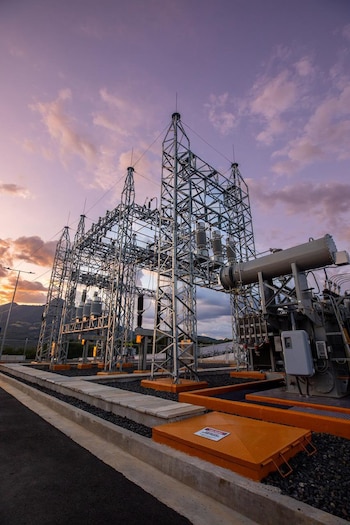 La iniciativa enviada al Parlamento busca aumentar la generación con energías limpias, impulsar la adopción de sistemas solares y disminuir la exposición estacional asociada a la dependencia de la hidroelectricidad en la cobertura nacional (Foto cortesía CEL/ archivo)