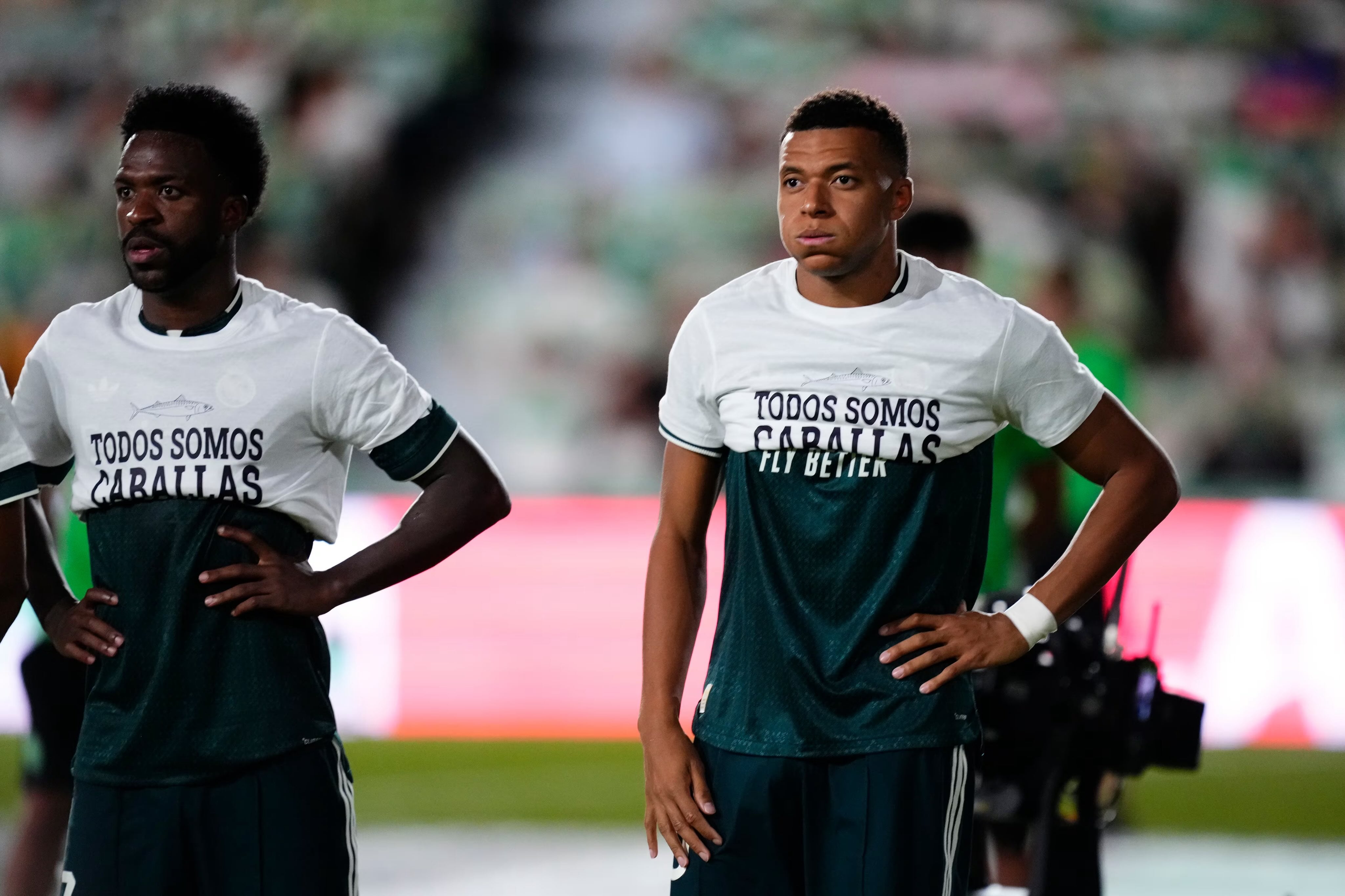 Los futbolistas Vinícius Júnior y Kylian Mbappé visten camisetas con la frase Todos somos caballas en muestra de apoyo a la ciudad de Ceuta.