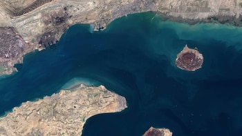 La Guardia Revolucionaria de Irán dijo que Estados Unidos atacó la isla de Larak y amenazó con responder: “El agresor será castigado”