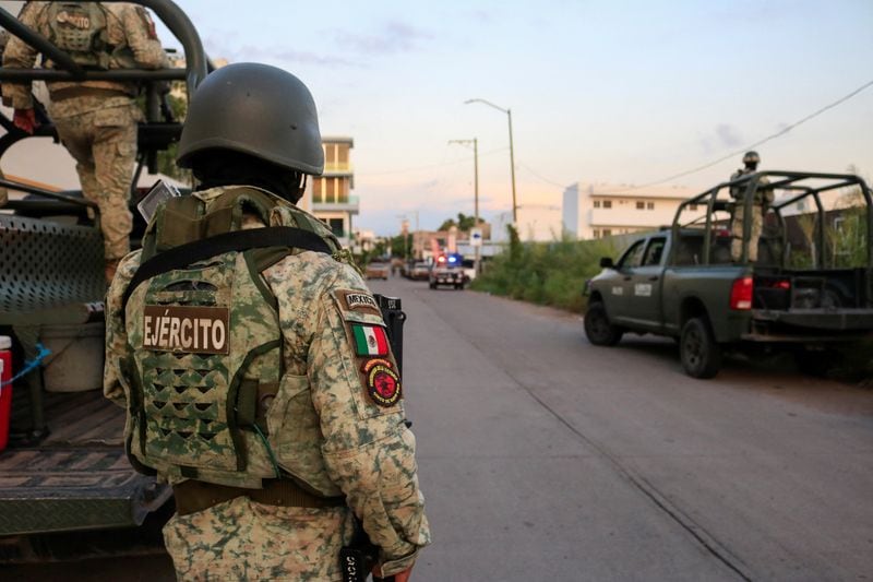 FOTO DE ARCHIVO. Soldados vigilan una escena tras un enfrentamiento entre policías municipales y hombres armados, en Culiacán, México. 21 de septiembre de 2024. REUTERS/Jesús Bustamante