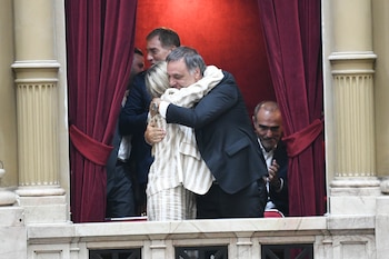 El abrazo entre la secretaria