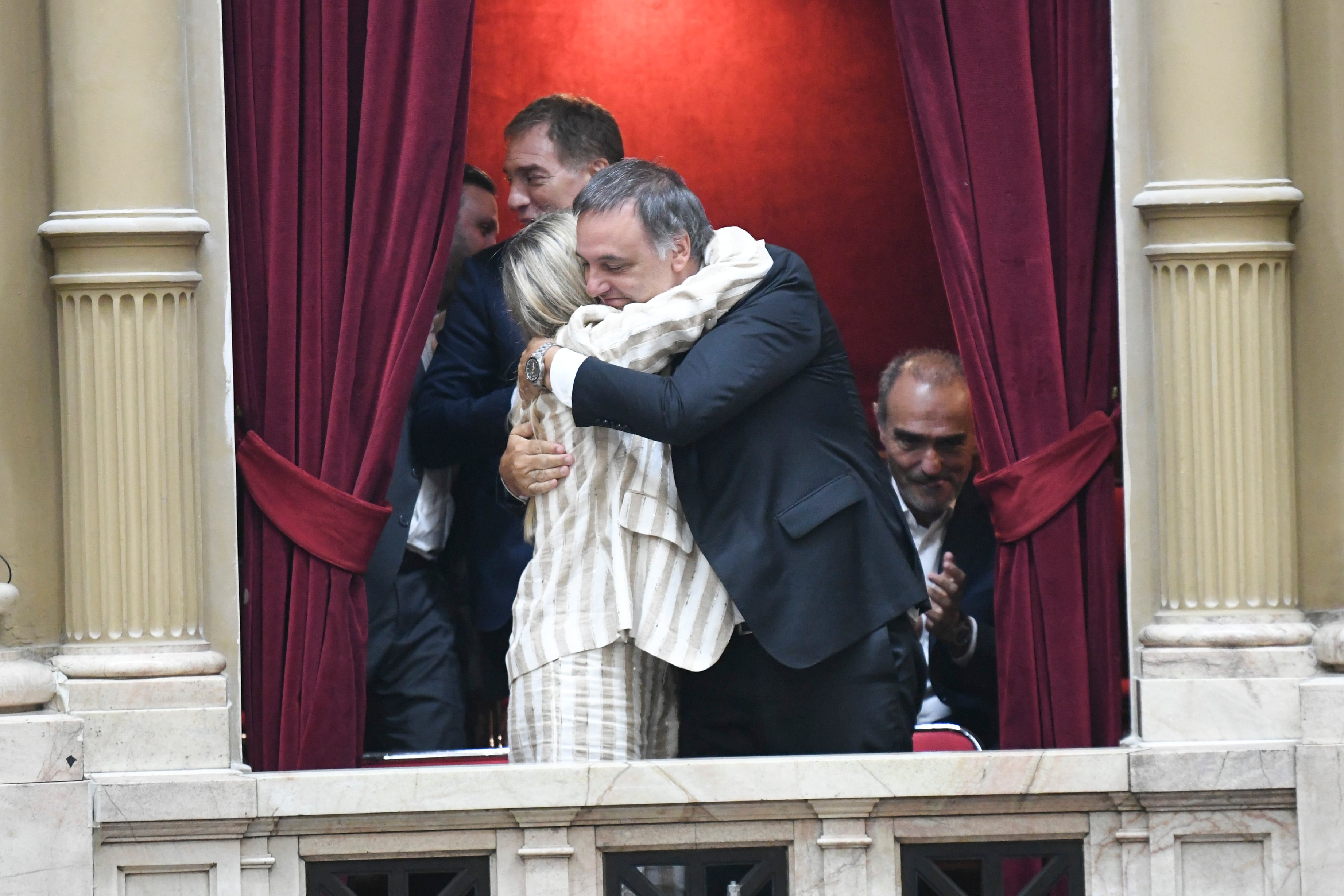 El abrazo entre la secretaria general de la Presidencia, Karina Milei, junto al jefe de Gabinete, Manuel Adorni, tras la media sanción de la reforma laboral en Diputados