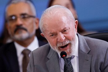 El Presidente de Brasil, Luiz Inácio Lula da Silva, habla durante la primera reunión de negociadores de los BRICS en el Palacio de Itamaraty, en Brasilia, el pasado 26 de febrero. (REUTERS/Adriano Machado)
