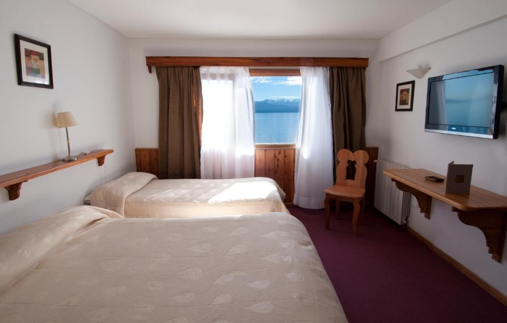 Habitación en base triple del hospedaje, con vista al lago