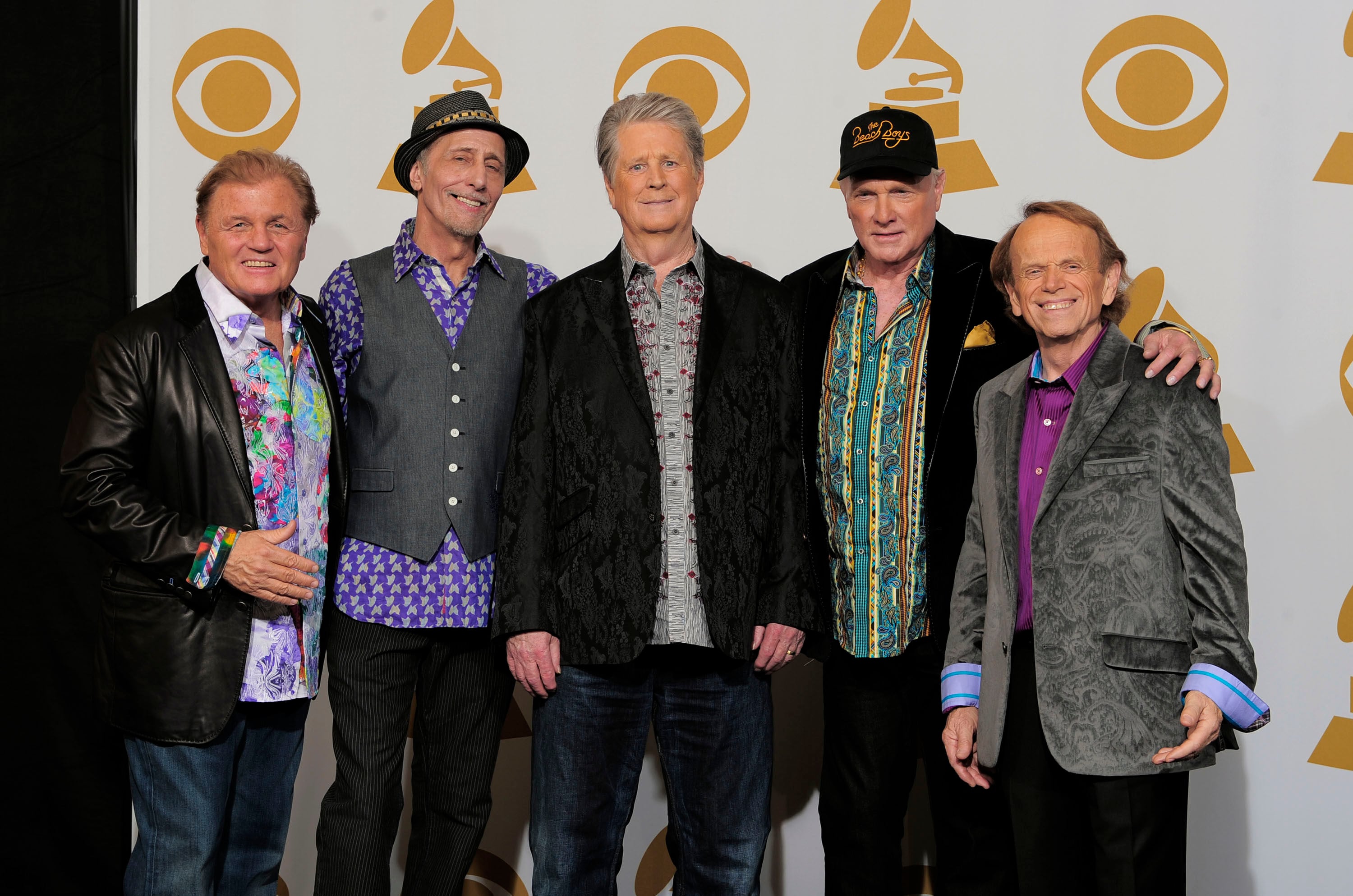 De izq. a der.: Bruce Johnston, David Marks, Brian Wilson, Mike Love y Al Jardine de The Beach Boys posan en la 54a entrega anual de los Grammy Awards en Los Ángeles el 12 de febrero de 2012 (Foto: archivo AP/Mark J. Terrill)