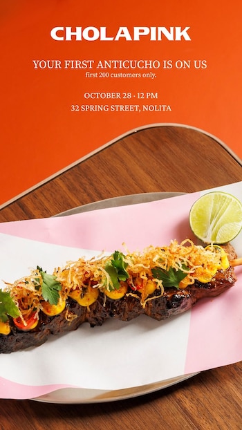 Brocheta de carne con salsa y hierbas acompañada de media lima sobre una bandeja, con texto promocional sobre fondo naranja