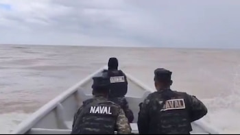 El operativo de rescate involucra lanchas patrulleras, buzos y unidades navales en la zona próxima a la laguna de Ibans, según reportan las Fuerzas Armadas de Honduras. (Foto: Secretaria de Defensa Nacional)