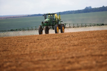 Un tractor rocía herbicida en