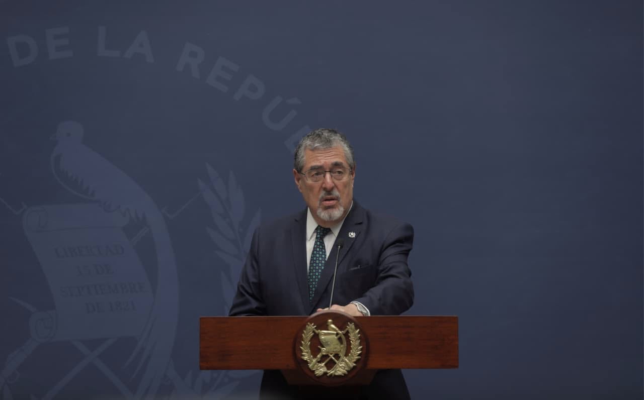 Bernardo Arévalo y Jonathan Menkos presentaron el techo preliminar del presupuesto 2027 de Guatemala por Q181.563 millones. (Diario de Centroamérica)