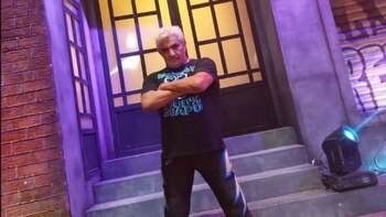 El 1000% guapo tenía que