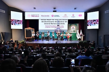 Una banda de mariachis se