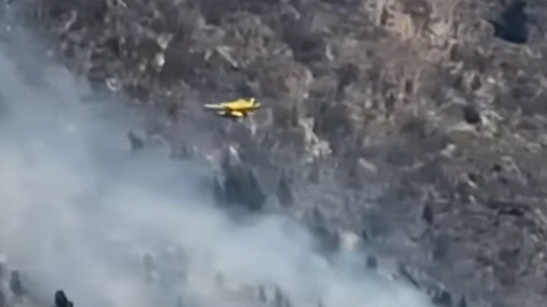 La lucha desigual del solitario avión hidrante contra las llamas que abrasan el bosque patagónico