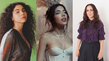 Tres retratos de mujeres lado a lado: una de cabello rizado con fondo verde, otra con corsé y adorno de plumas, y otra con blusa morada.
