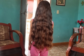 Una niña cubana de siete años propuso vender su cabello para comprar un ventilador recargable por los apagones y el calor en Ciego de Ávila. (Imagen retomada del Periódico de Cuba)