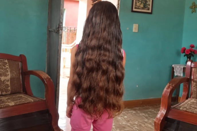 Una niña cubana de siete años propuso vender su cabello para comprar un ventilador recargable por los apagones y el calor en Ciego de Ávila. (Imagen retomada del Periódico de Cuba)