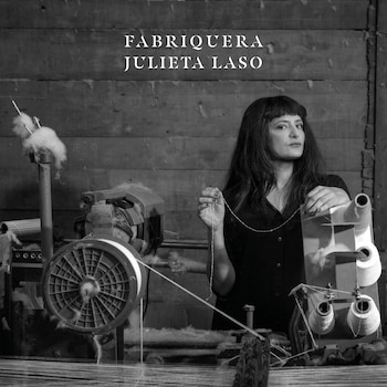 Fotografía en blanco y negro de una mujer junto a maquinaria de hilo con el texto Fabriquera Julieta Laso en la parte superior