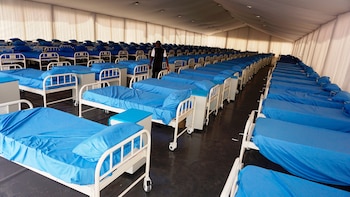 Un hombre camina entre las