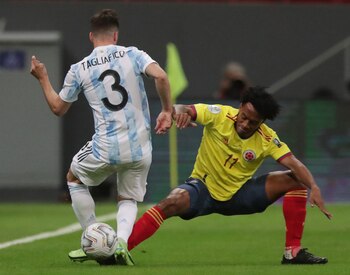 Soccer Football - Copa America 2021 - Semi Final - Argentina v Colombia - Estadio Mane Garrincha, Brasilia, Brazil - July 6, 2021 Argentina's Nicolas Tagliafico in action with Colombia's Juan Cuadrado REUTERS/Henry Romero