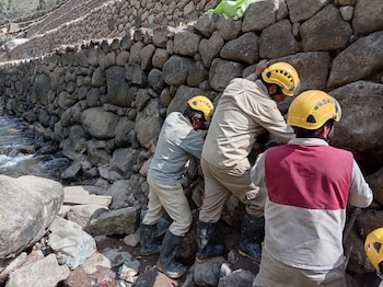 el sector está en la margen izquierda del río Vilcanota, a la altura del kilómetro 88,200 de la línea férrea entre Cusco y Machupicchu. Difusión
