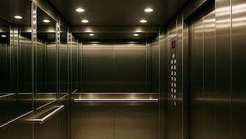 Salió del ascensor, cayó al piso por un desnivel y ahora la Justicia condenó al consorcio a indemnizarla con más de $28 millones