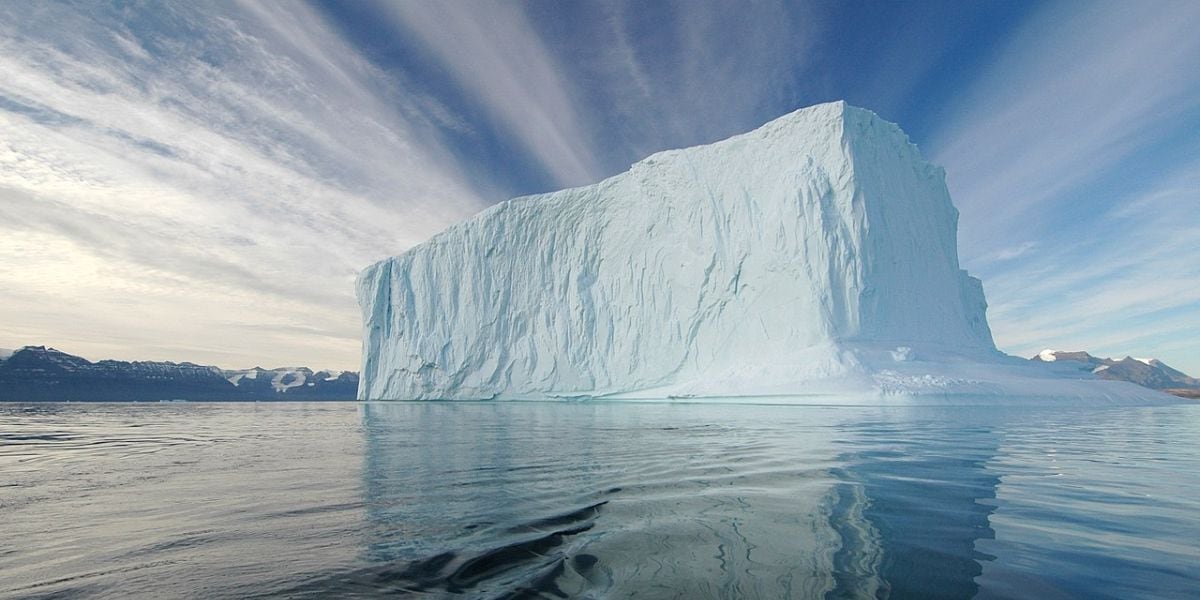 La extensión del parque ocupa más del 38 % de Groenlandia, siendo cinco veces mayor que Uruguay y destacando por su enorme superficie protegida (Wikipedia)