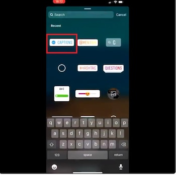 Hay que elegir el sticker "captions" para activar la transcripción automática en las historias (Crédito: @MattNavarra)