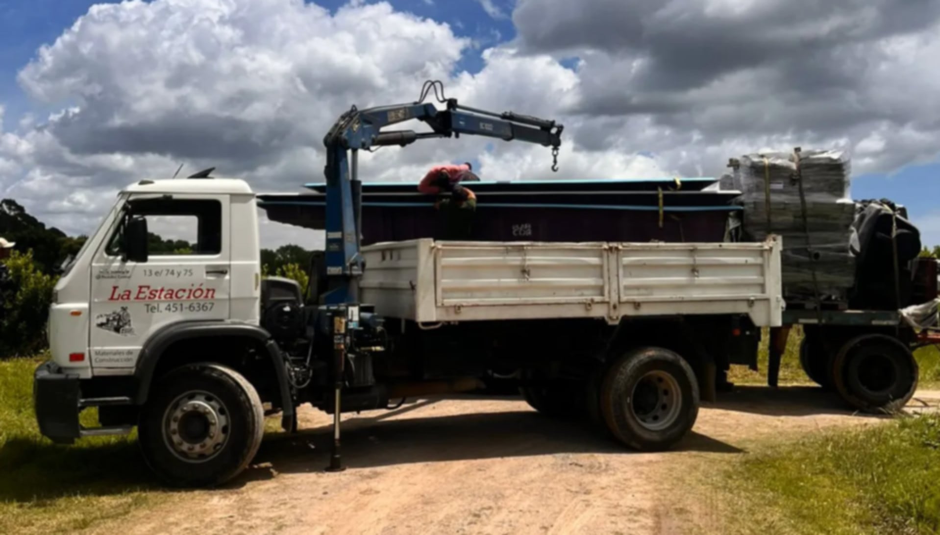 El camión robado en la zona de El Pato (0221)