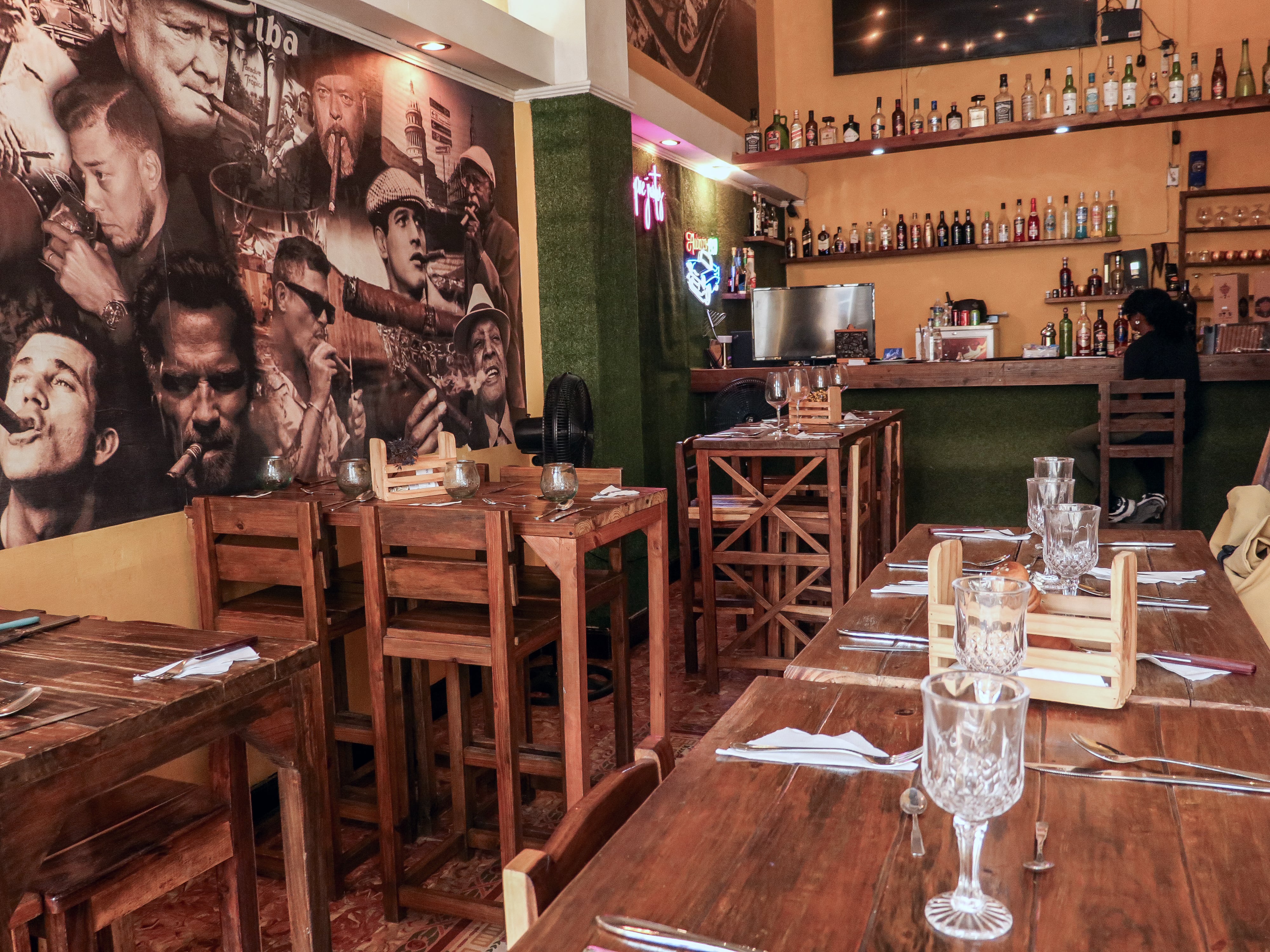 El Balcon de los Hermanos, otro de los restaurantes reconocidos de Cuba, batalla ante la falta de energía y con evitar que los productos se estropeen. (Infobae Cuba/ ADALBERTO ROQUE / AFP)