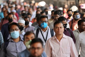 Personas en Dhaka, Bangladesh caminan por una calle céntrica vistiendo barbijos REUTERS/Mohammad Ponir Hossain