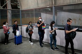 Las personas mantienen el distanciamiento