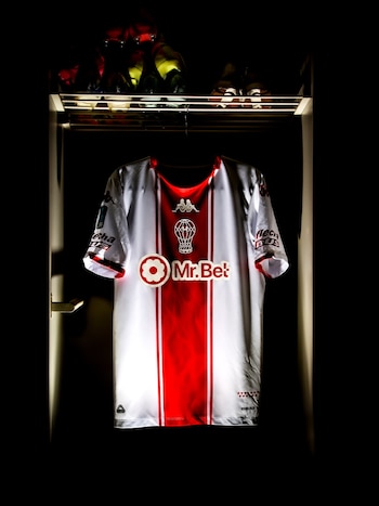 La camiseta del Globo para visitar a Boca Juniors (@CAHuracan)