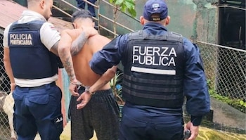 Uno de los reclusos fugados fue localizado en una vivienda de San Martín de Ciudad Quesada y quedó a la orden del Ministerio de Justicia. (Cortesía: Noticias Trivisión)