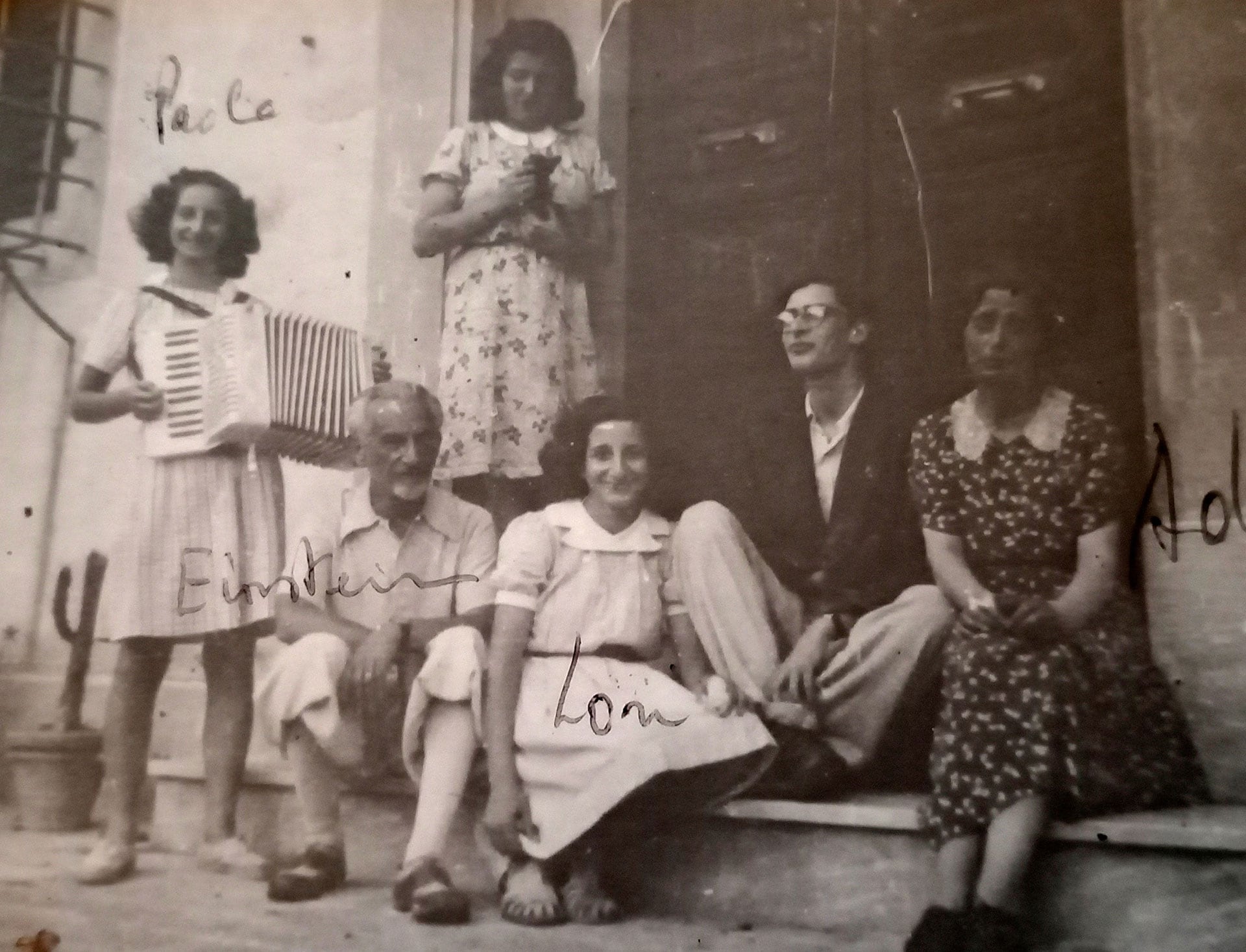 Robert Einstein junto a su familia en la Toscana