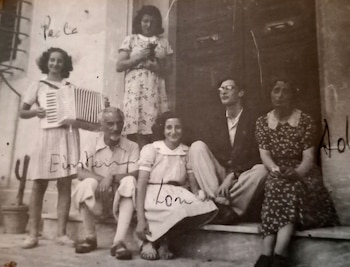 Robert Einstein junto a su