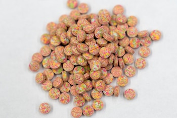 Los agentes incautaron unas 100 pastillas de fentanilo y USD 1,000 en efectivo en el domicilio de Isaac C. (Foto AP/Mark Schiefelbein, Archivo)