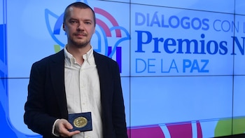 Pavel Andreyev muestra la medalla