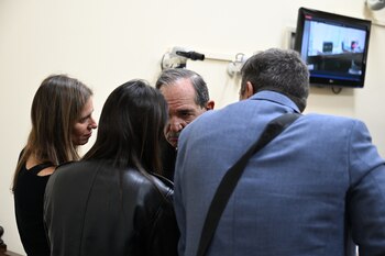 José Alperovich en un cuarto