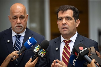 El director presidente de Foro Penal, Alfredo Romero, habla en una rueda de prensa el martes, en Caracas, delante de Gonzalo Himiob (EFE/ Ronald Peña)