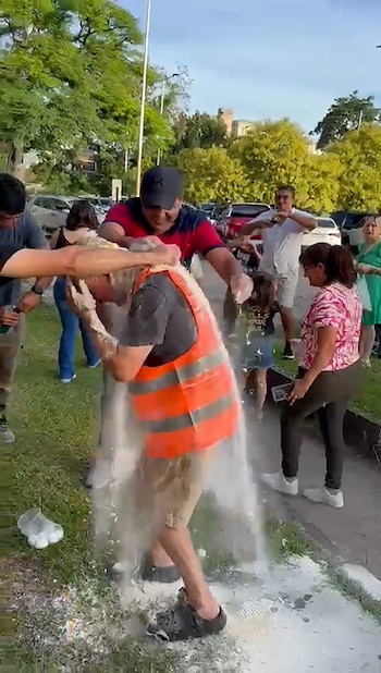 Luis Medina recibe el bautismo de huevos y harina de sus compañeros