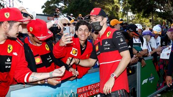 Ferrari's Monegasque driver Charles Leclerc poses for photos with fans as he arrives for the 2022 Formula One Australian Grand Prix at the Albert Park Circuit in Melbourne on April 10, 2022. (Photo by Con Chronis / AFP) / -- IMAGE RESTRICTED TO EDITORIAL USE - STRICTLY NO COMMERCIAL USE --