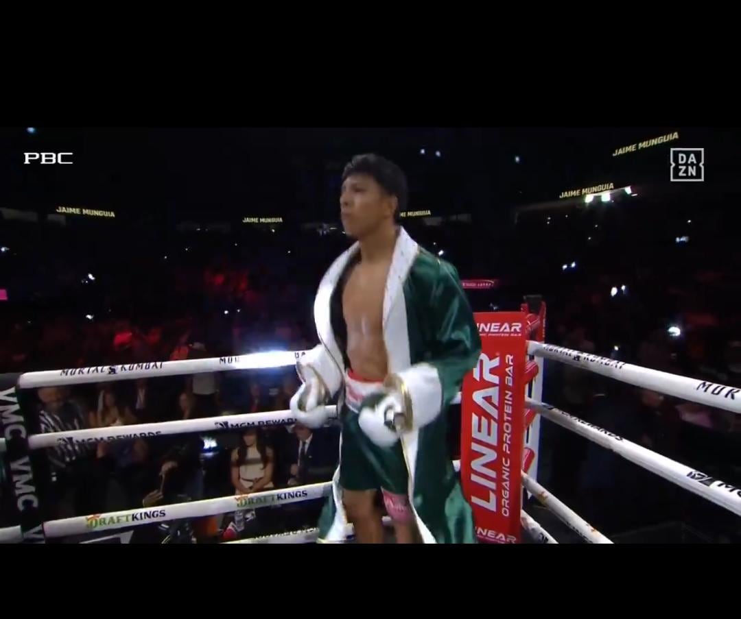 Jaime Munguía y Armando Reséndiz se preparan para subir al ring. Amos están apunto de salir rumbo al ring para pelear por el título mundial de la AMB. (captura de pantalla | DAZN)